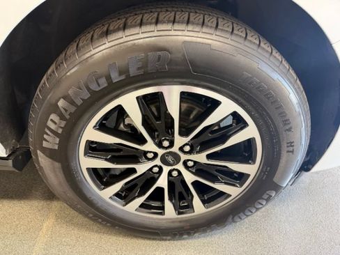 Used 2025 Ford Expedition Platinum AWD/4WD image 5