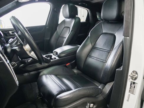 Used 2020 Porsche Cayenne image 3