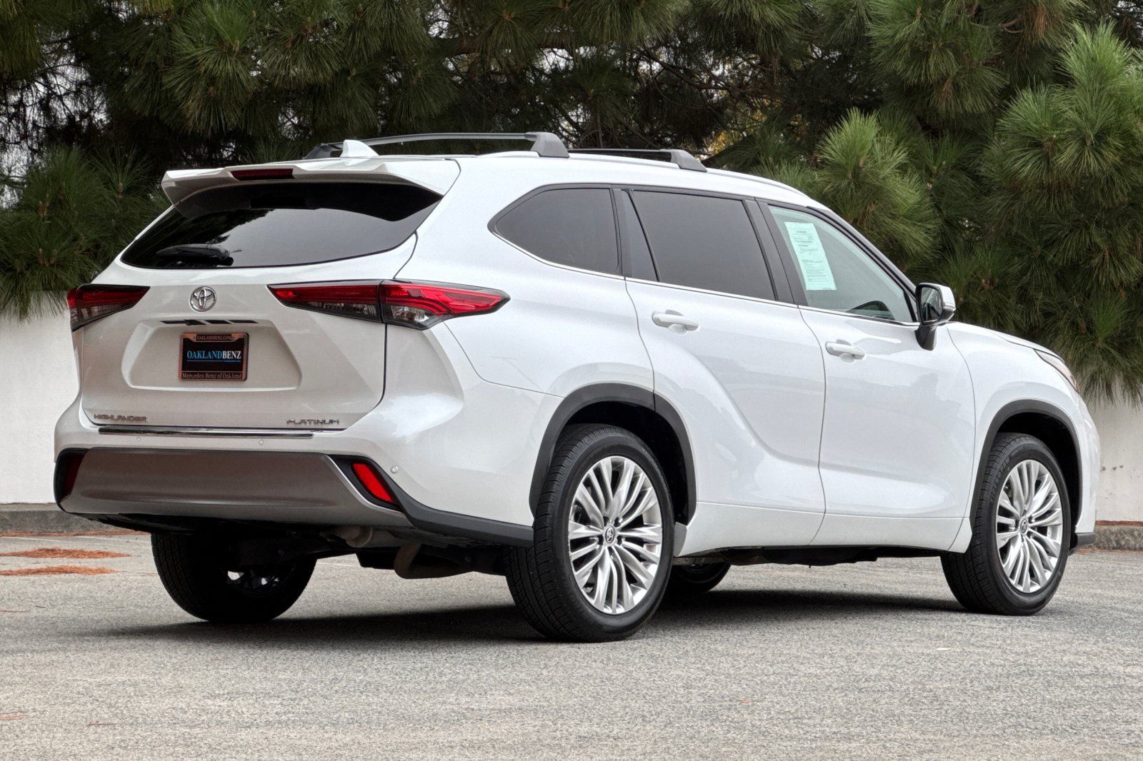 Used 2023 Toyota Highlander Platinum FWD image 4