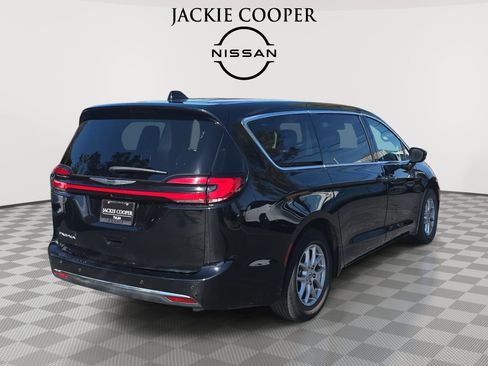 Used 2024 Chrysler Pacifica Touring-L image 5