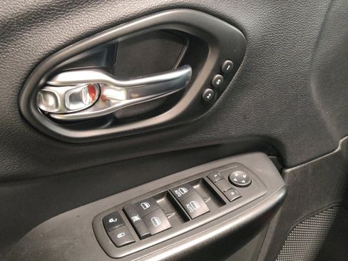 Used 2021 Jeep Cherokee Trailhawk w/ Technology Group image 27