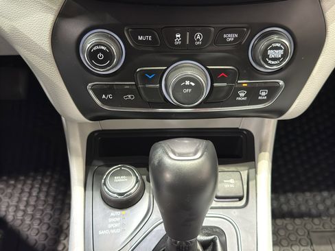 Used 2020 Jeep Cherokee Latitude Plus w/ Cold Weather Group image 30