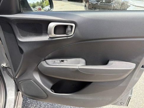 Used 2025 Hyundai Venue SEL FWD image 14