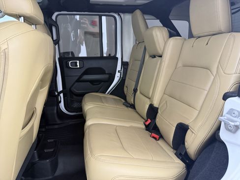 Used 2018 Jeep Wrangler Unlimited Sahara AWD/4WD image 25