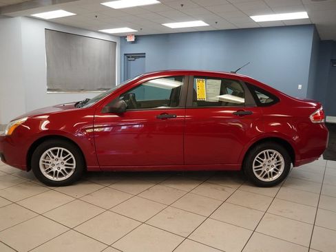 Used 2011 Ford Focus SE FWD image 2