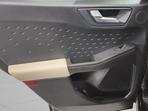 Used 2020 Ford Escape Titanium FWD image 28
