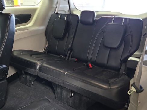 Used 2024 Chrysler Pacifica Touring-L image 12
