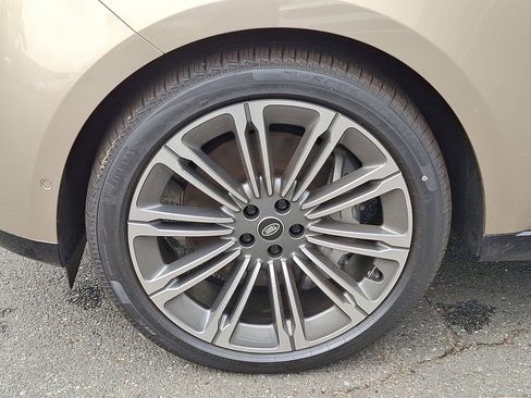 New 2025 Land Rover Range Rover SE image 6