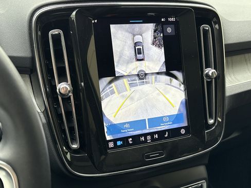 Used 2025 Volvo XC40 B5 Plus image 25