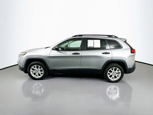 Used 2016 Jeep Cherokee Sport FWD image 4