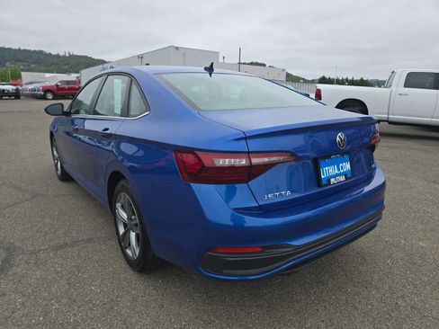 Used 2024 Volkswagen Jetta SE FWD image 3