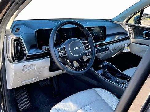 Certified 2025 Kia Sorento EX w/ Panoramic Sunroof Package image 13