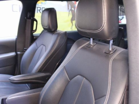 Used 2025 Chrysler Pacifica Select image 19