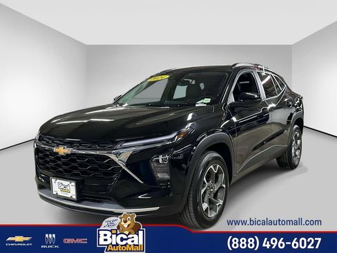 Used 2024 Chevrolet Trax LT w/ Driver Confidence Package FWD image 1