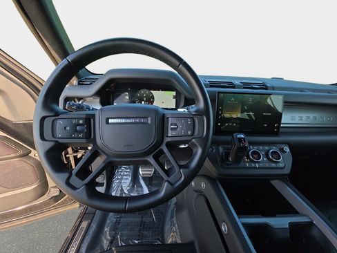 Used 2025 Land Rover Defender 110 V8 AWD/4WD image 15