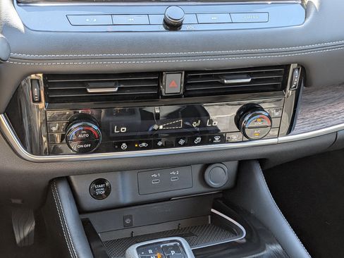 Used 2025 Nissan Rogue Platinum FWD image 26