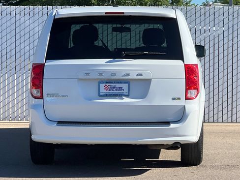 Used 2016 Dodge Grand Caravan SE FWD image 5