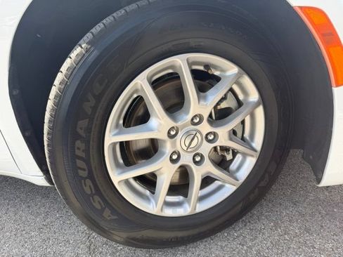 Used 2024 Chrysler Pacifica Touring-L FWD image 4
