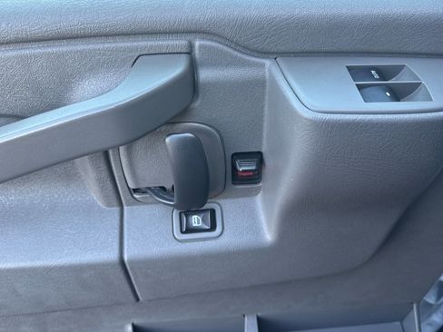 Used 2018 GMC Savana 3500 LT w/ LT Preferred Equipment Group image 12