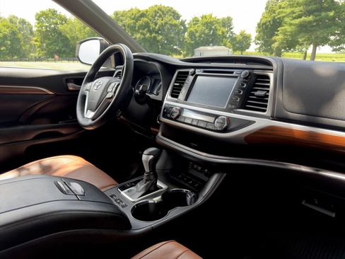 Used 2018 Toyota Highlander Limited Platinum AWD/4WD image 34