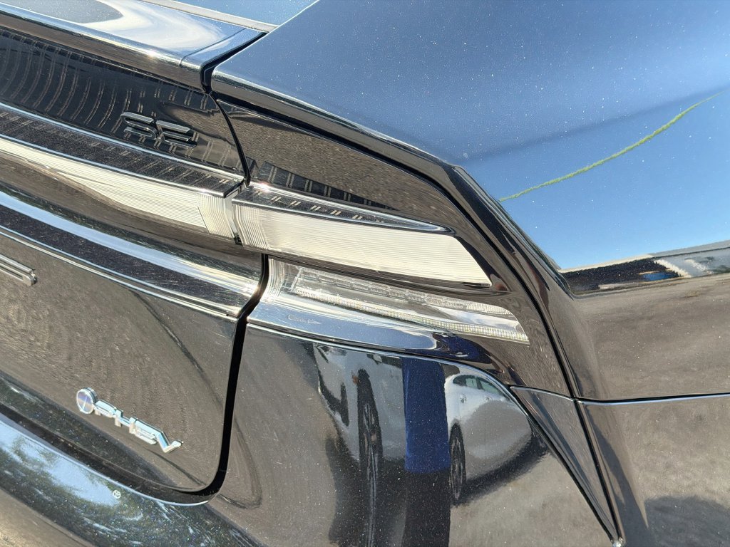Used 2025 Toyota Prius Plug-In Hybrid FWD image 27