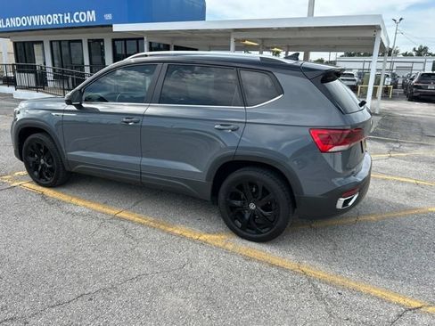 Used 2024 Volkswagen Taos SE w/ Panoramic Sunroof Package FWD image 3