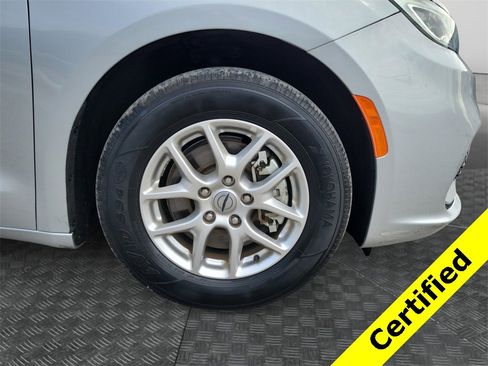 Certified 2024 Chrysler Pacifica Touring-L image 6