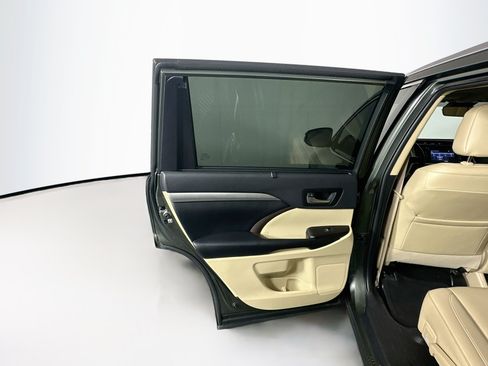 Used 2019 Toyota Highlander XLE FWD image 26