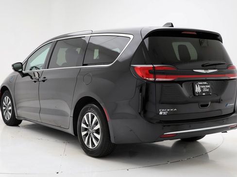 Used 2024 Chrysler Pacifica Select image 6