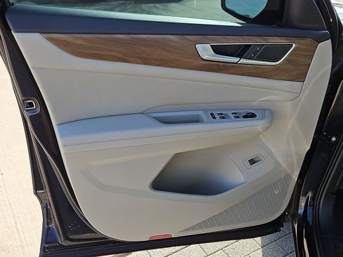 Used 2024 Volkswagen Atlas SE w/ Black Wheel Package image 13