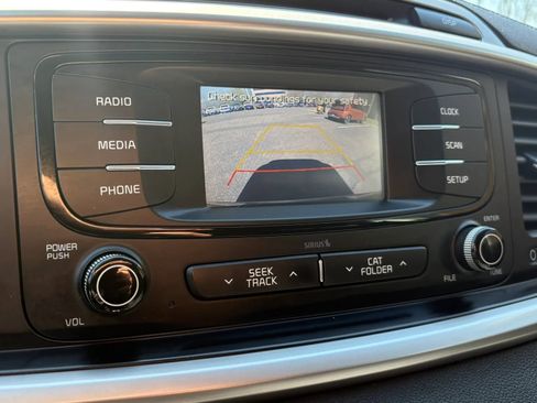 Used 2017 Kia Sorento FWD image 19