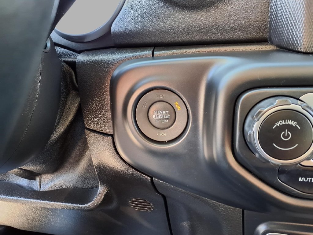Used 2018 Jeep Wrangler Unlimited Sahara AWD/4WD image 9