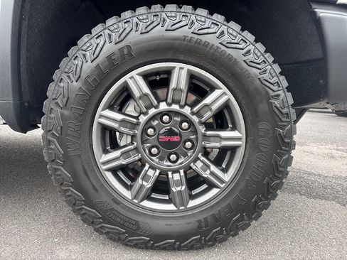 Used 2025 GMC Sierra 1500 AT4X image 12