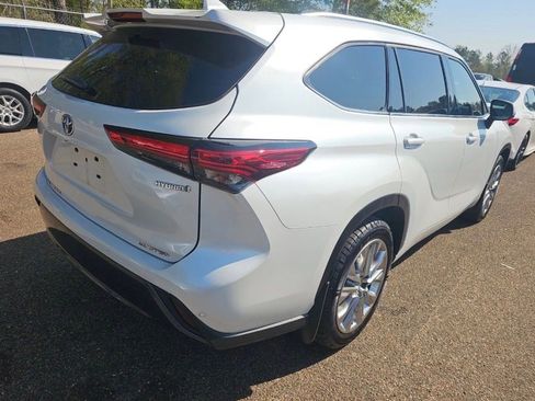 Used 2023 Toyota Highlander Limited image 2
