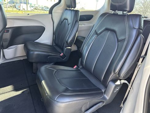 Used 2024 Chrysler Pacifica Touring-L image 18