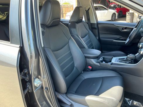 Used 2021 Toyota RAV4 XLE Premium image 22