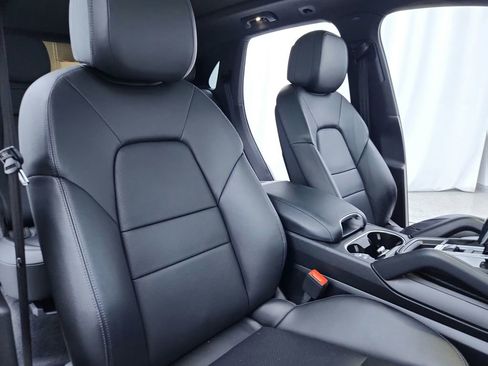 Used 2021 Porsche Cayenne w/ Driver Memory Package image 84