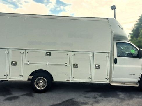 Used 2017 Chevrolet Express 4500 image 4