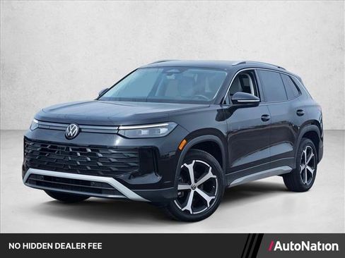 Used 2025 Volkswagen Tiguan SE FWD image 1