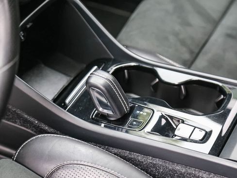 Used 2019 Volvo XC40 T4 R-Design FWD image 20