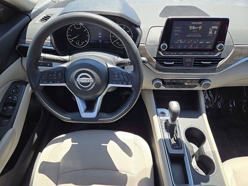 Used 2025 Nissan Altima 2.5 SV FWD image 16