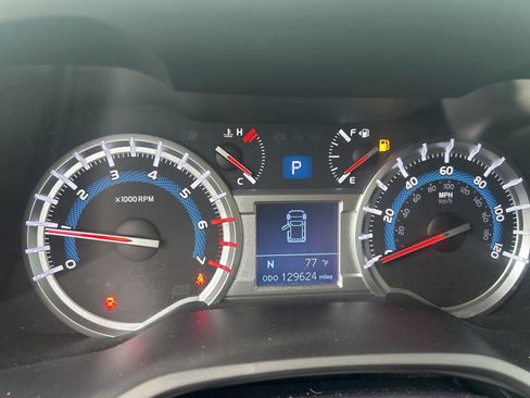Used 2015 Toyota 4Runner SR5 AWD/4WD image 11