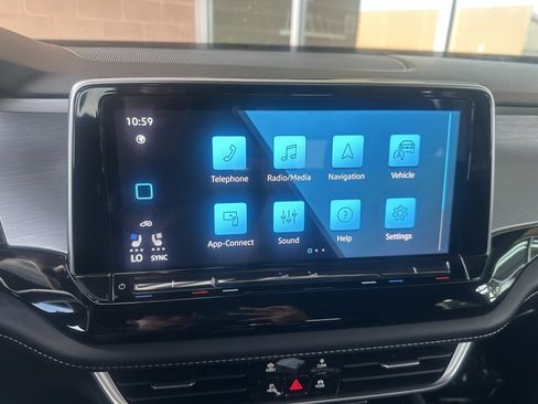 Used 2024 Volkswagen Atlas Cross Sport SE w/ Panoramic Sunroof Package FWD image 20