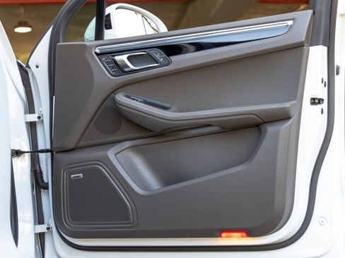 Certified 2026 Porsche Macan image 54