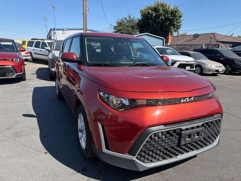 Used 2024 Kia Soul LX w/ Option Group 015 FWD image 3