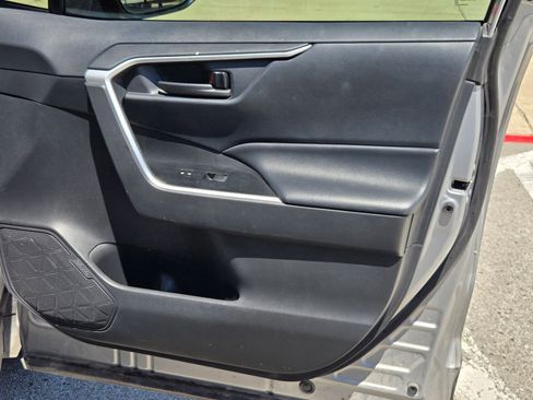 Used 2020 Toyota RAV4 LE FWD image 28