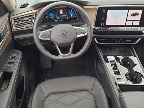 Certified 2025 Volkswagen Atlas SE image 13