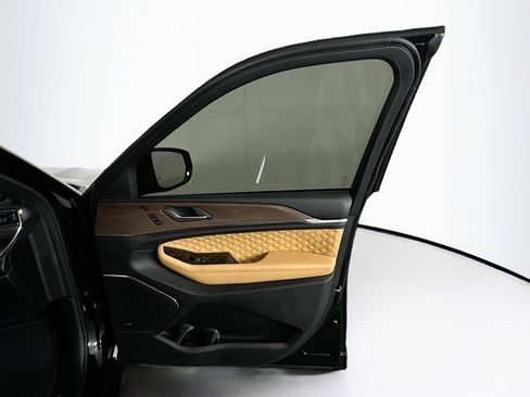 Used 2025 Jeep Grand Cherokee Summit w/ Luxury Tech Group V image 33