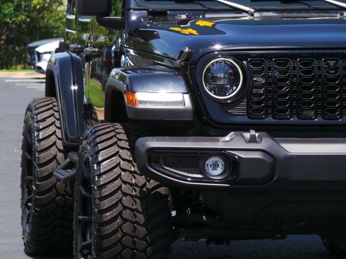 Used 2024 Jeep Wrangler Unlimited Sahara w/ Technology Group AWD/4WD image 28
