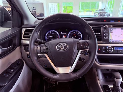 Used 2019 Toyota Highlander XLE FWD image 18
